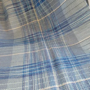 Gros plan du châle Bleu Azul en coton tissé main, motif à carreaux bleus