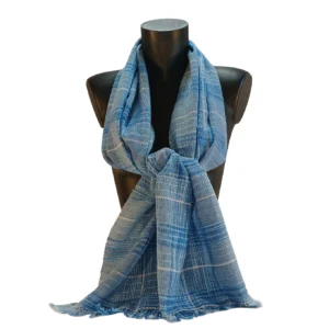Châle Bleu Azul en coton porté sur mannequin, élégant et raffiné